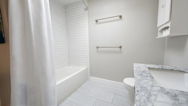 Building Photo - 27 Noble St