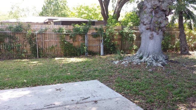 Building Photo - Great 2/1 home w/Large fenced in back yard...