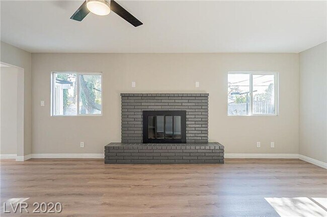 Building Photo - Amazing pool home is great location!!