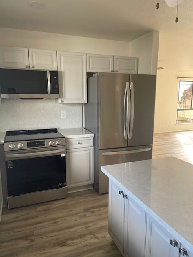 Building Photo - Royal Kunia 5 Bed 3 Bath 2 Car Garage