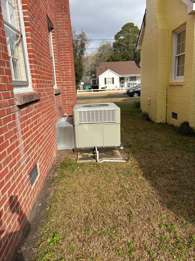 Building Photo - 908 Edwards Ave