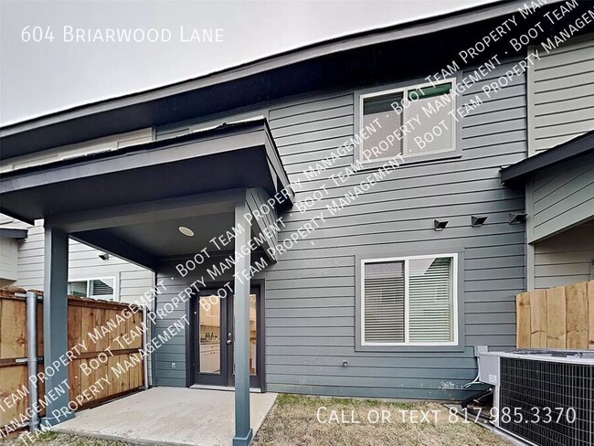 Building Photo - Modern 2022-Built Townhome with Fenced Yar...