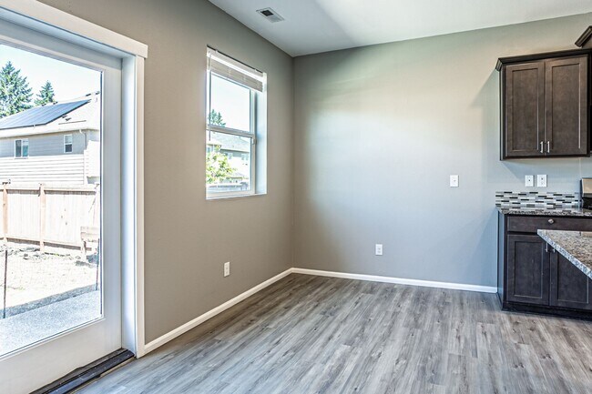 Building Photo - Beautiful 4 bedroom, 2.5 bath home in Rain...