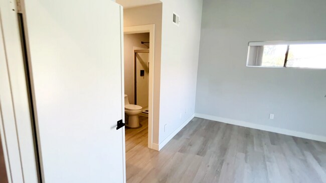 Building Photo - Sun-Drenched Tri-Level Townhome Just Minutes from UCSD & Westfield UTC!