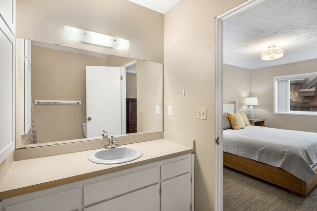 Building Photo - Downtown Anchorage Two Bedroom Two Bath (101)