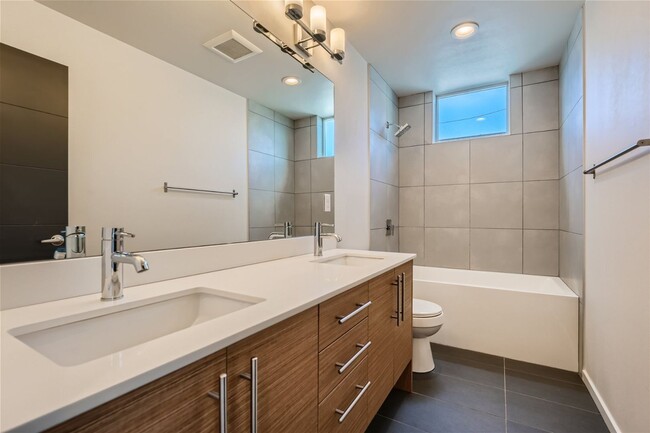 Building Photo - Modern West Seattle Townhome with Rooftop ...