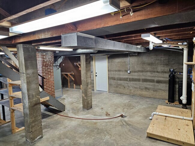 Building Photo - 2 N Benton St