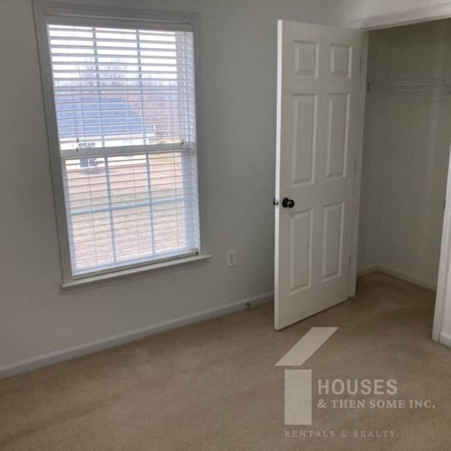 Building Photo - 18 Whitethorn Ln