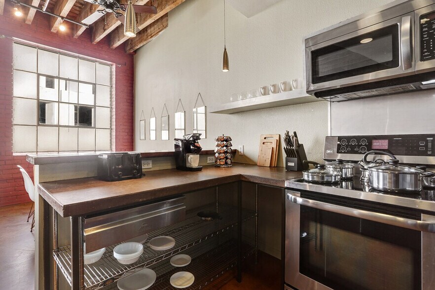 Building Photo - 1041 Constance St