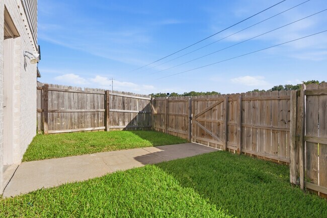 Building Photo - 3840 Oldenburg Ln
