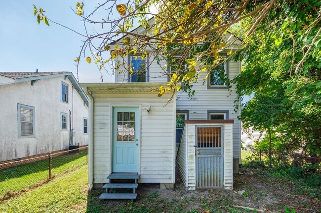 Building Photo - 3 Bedroom/1.5 Bath Northside Home ***Avail...