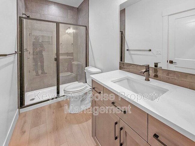 Building Photo - 618 E Krall St