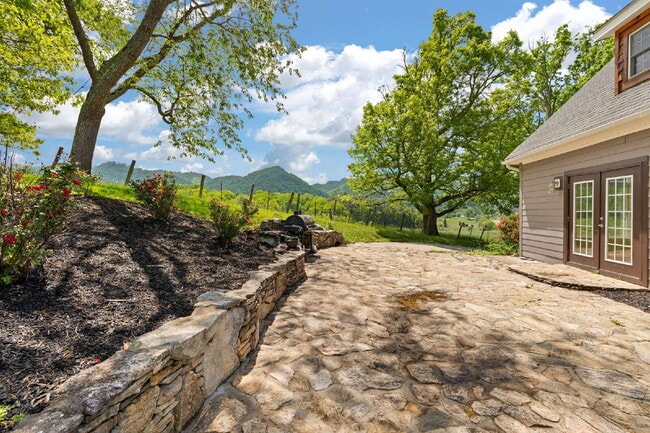 Building Photo - Charming 2 Bed / 3 Bath Home for Rent in Clyde, NC!