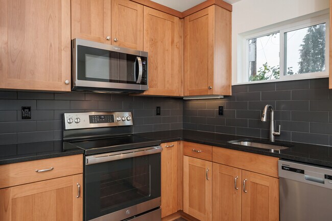 Building Photo - 5532 NE 31st Ave