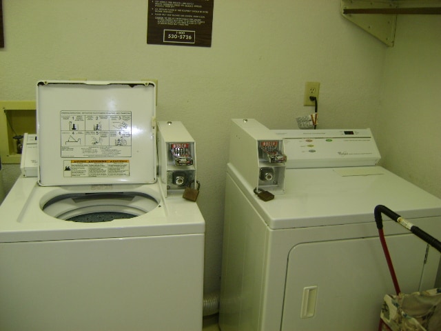Laundry Room - Walnut Plaza