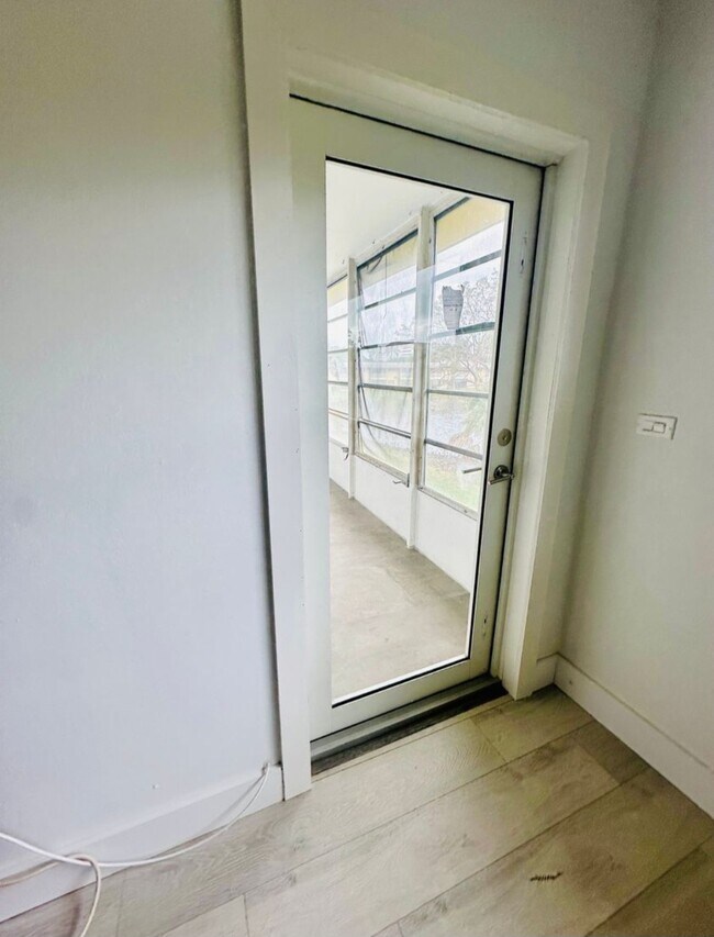 Building Photo - 20111 NE 27th Ct