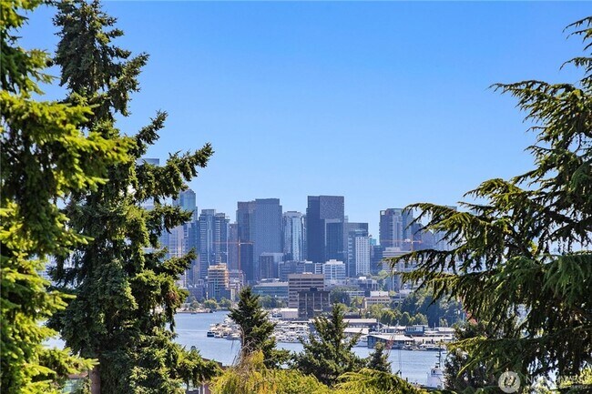 Building Photo - 3bd/2.5ba Seattle Home