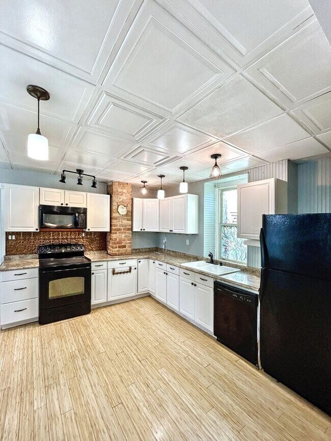 Building Photo - Charming 3-Bedroom Home – Spacious & Conve...