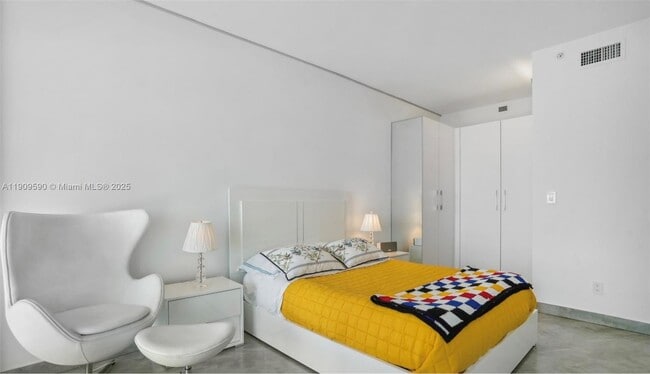 Building Photo - 300 South Pointe Dr