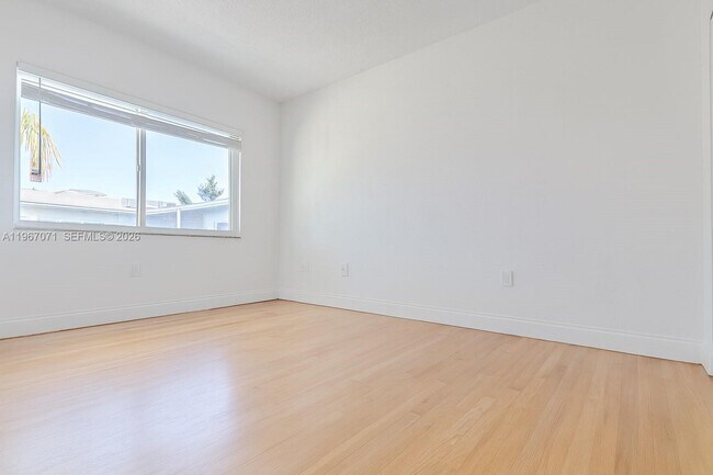 Building Photo - 7207 Bay Dr