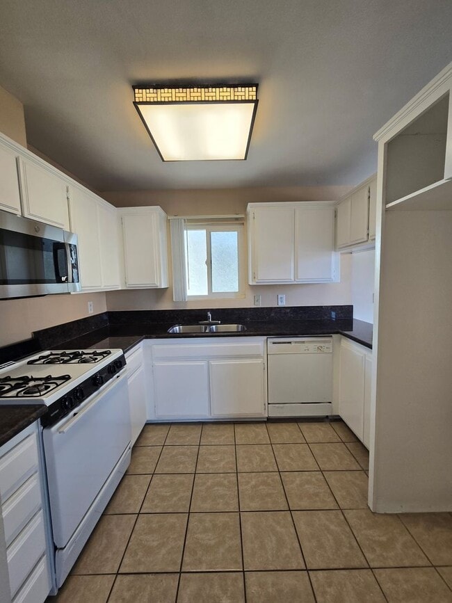 Building Photo - Chestnut