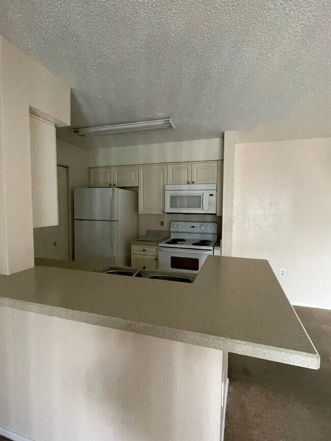 Building Photo - Free Rent for November! 2/2 Condo in Kissi...
