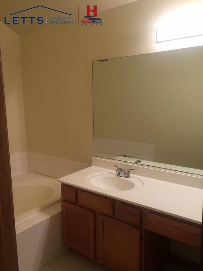 Building Photo - NEWLY RENOVATED 4 BDRM 2.5 BATH