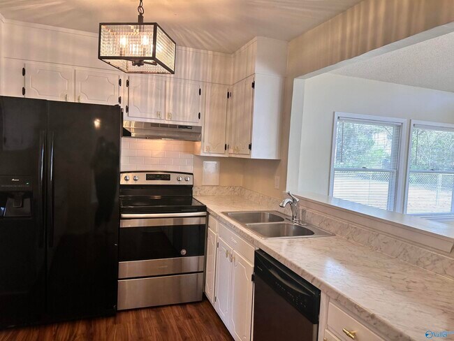 Building Photo - 14001 Sandhurst Dr SW