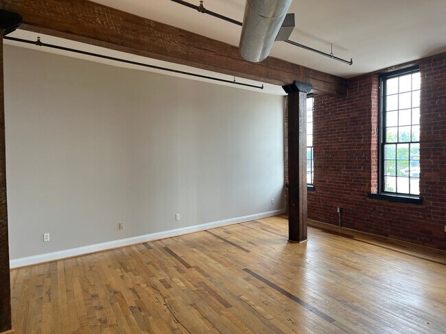 Building Photo - 265 N Queen St