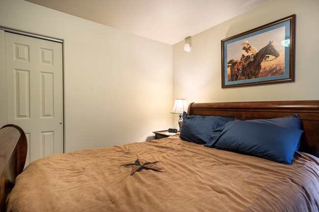 Building Photo - Avail  thru April 30. Fully furnished w/ i...