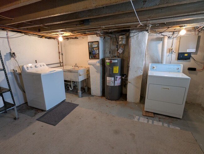 Building Photo - 2 Bedroom 1 Bathroom Single Family Home (S...