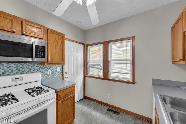 Building Photo - 1460 E 204th St
