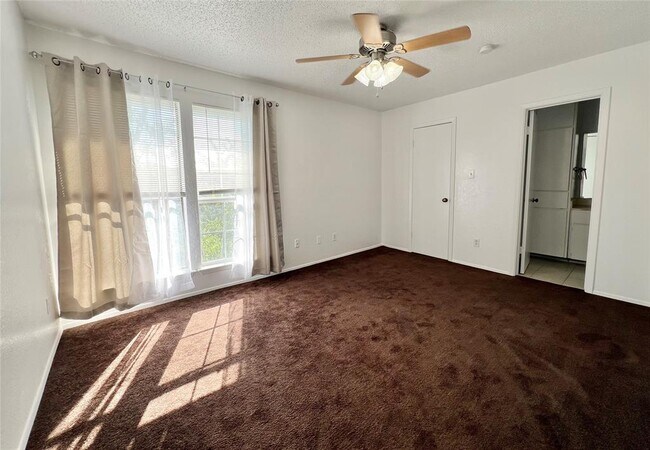 Building Photo - 3601 N Hills Dr