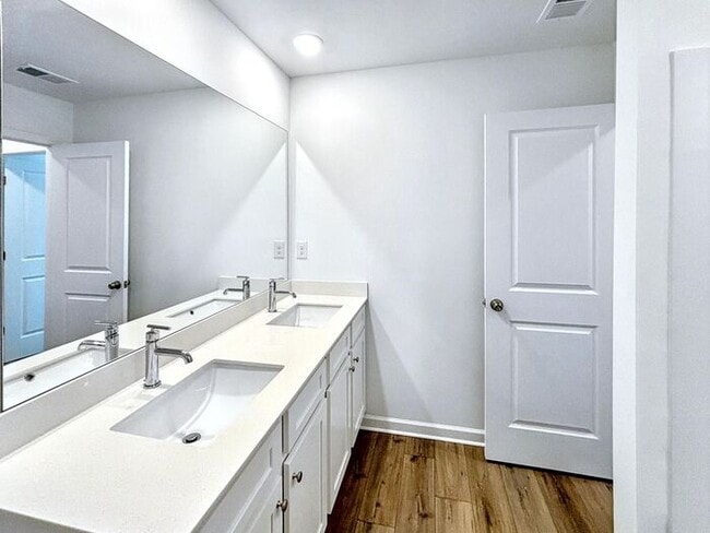 Building Photo - 4-Bedroom Home with Scenic Views and Conve...