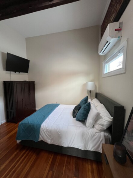 Building Photo - 200 S West St