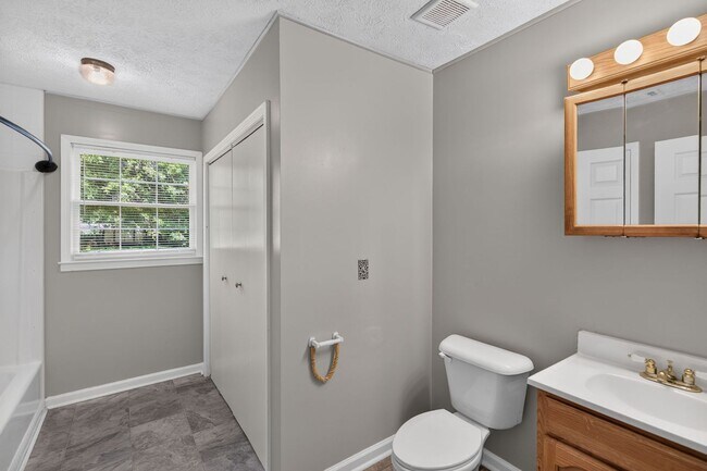 Building Photo - 495 Valerie Cir