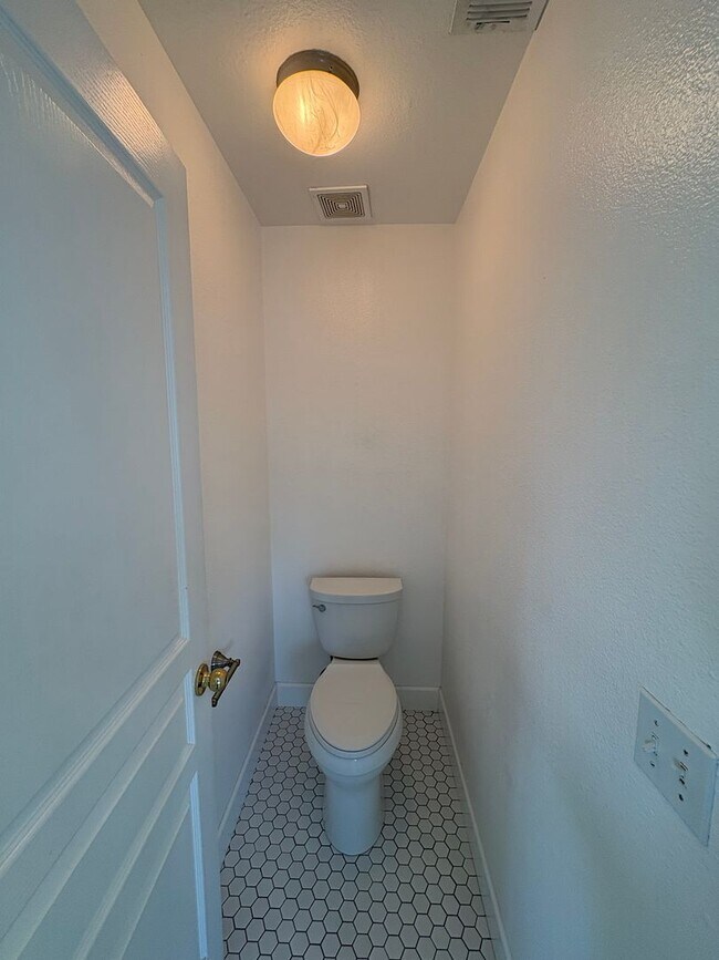 Building Photo - NW Two story home, located in Foxwood subd...