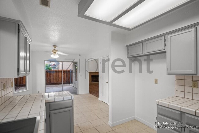 Building Photo - 2215 Jenni Ln