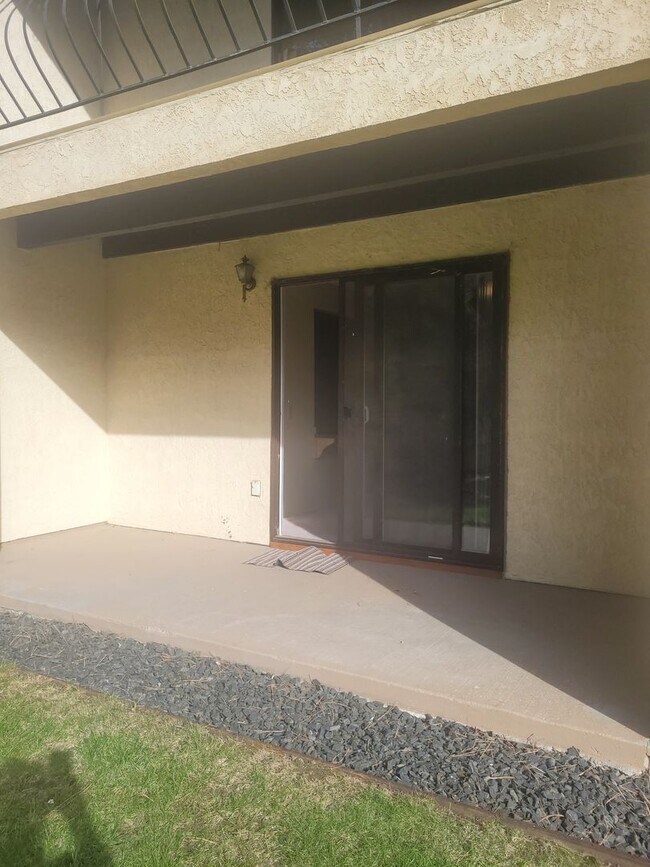 Building Photo - FOR RENT On the Green Condo (golf course)