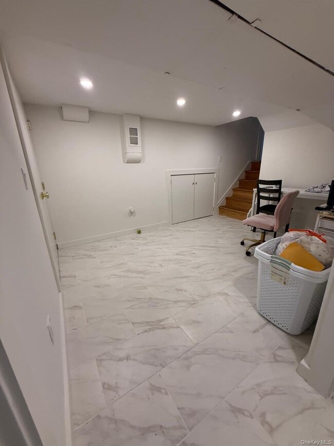 Building Photo - 23 Geoffrey Ln