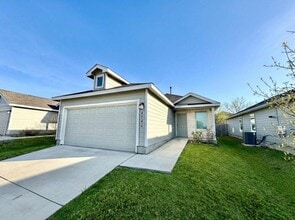 Building Photo - **APPLICATION RECEIVED** *MOVE IN SPECIAL* Charming 3/2 Home with Garage, Fenced Backyard & Commu...