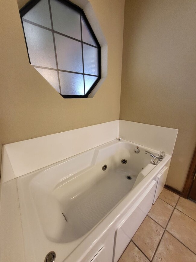Building Photo - (3) Bed/(2.5) Bath with over 2000sqft in Blanchard Avail NOW!