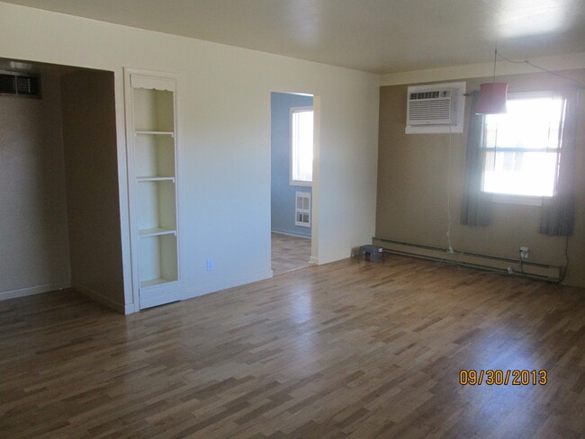 Building Photo - 2 bedroom home with great back yard!