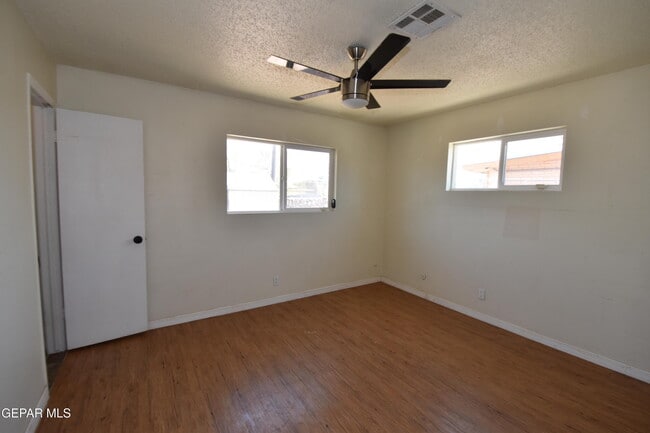 Building Photo - 304 Maricela Dr