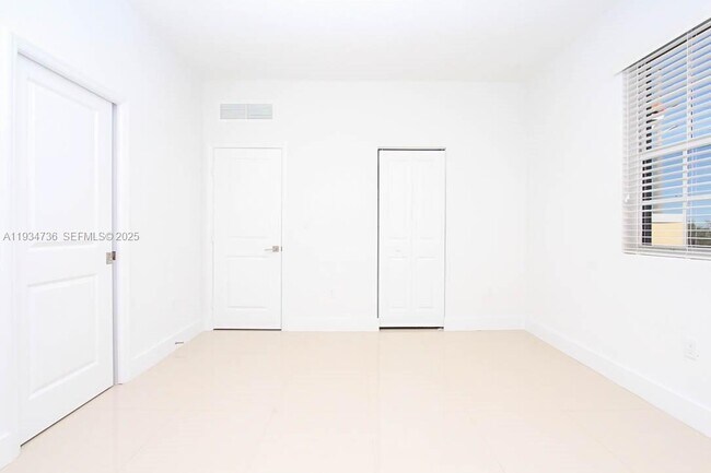 Building Photo - 15670 SW 11th Terrace