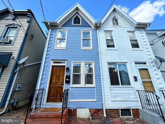 Building Photo - 213 E 6th St