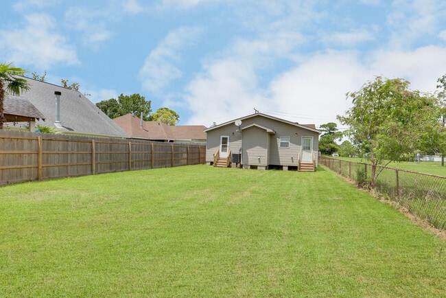 Building Photo - 710 Derbigny St
