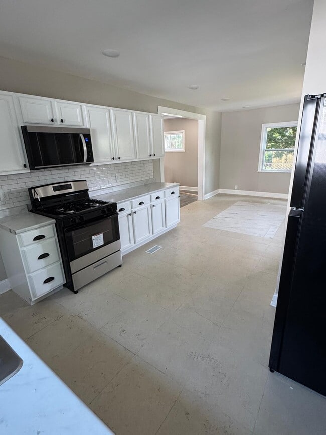 Building Photo - 445 W 25th St