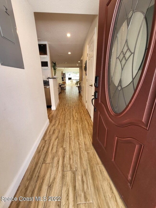 Building Photo - 335 Paradise Blvd