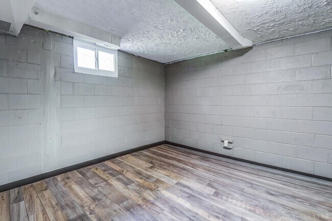 Building Photo - 4605 Greenwood Dr